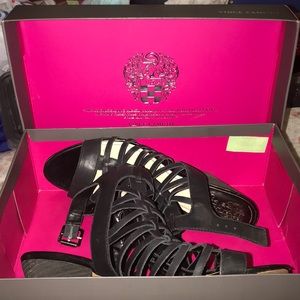 VINCE CAMUTO wedges